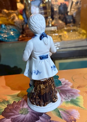 Çiçek Taşıyan Erkek Figürin - Görsel 3