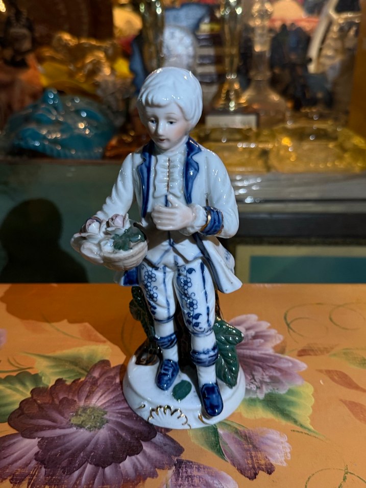 Çiçek Taşıyan Erkek Figürin - Görsel 2