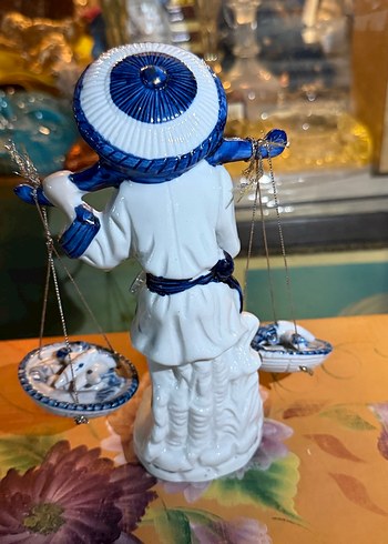 Mavi Detaylı Terazi Taşıyan Figürin - Görsel 3