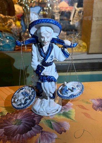 Mavi Detaylı Terazi Taşıyan Figürin - Görsel 2