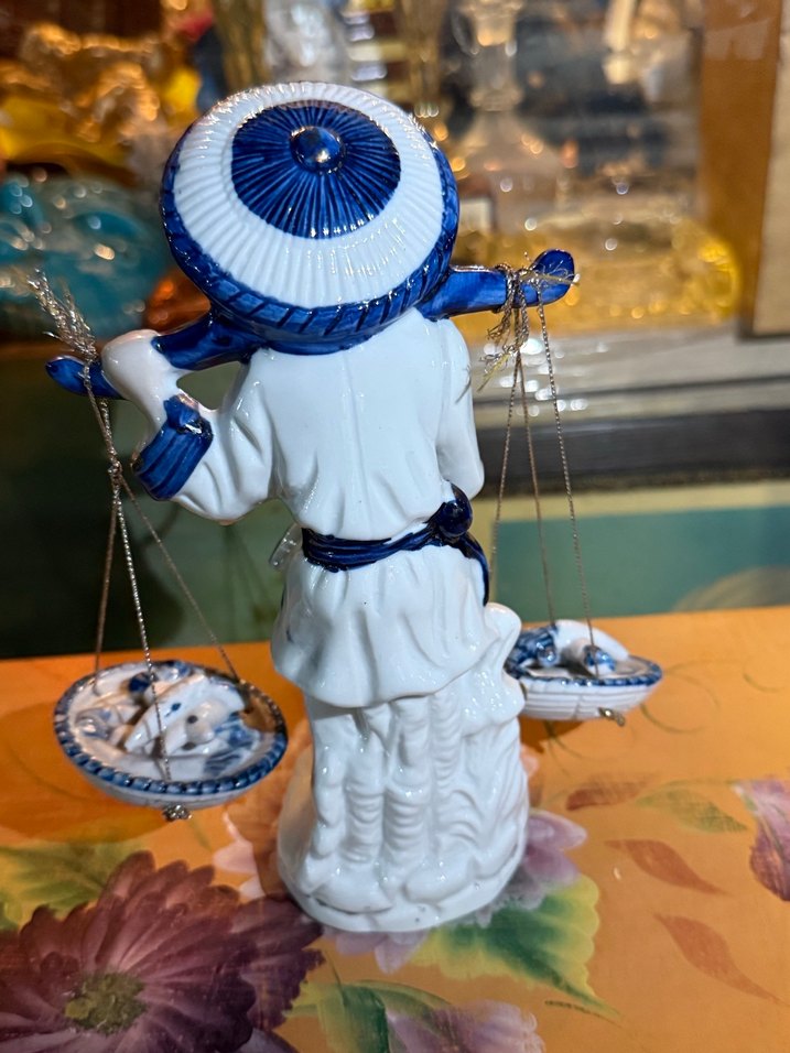 Mavi Detaylı Terazi Taşıyan Figürin - Görsel 3