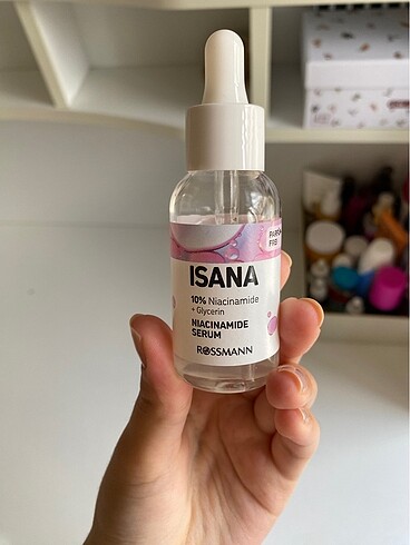 isana niacinamide serum