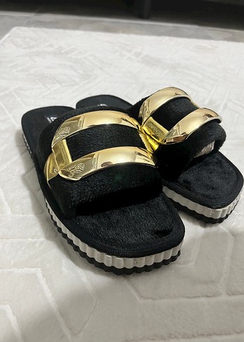 Gold Tokalı Siyah Kadın Terlik - Görsel 3