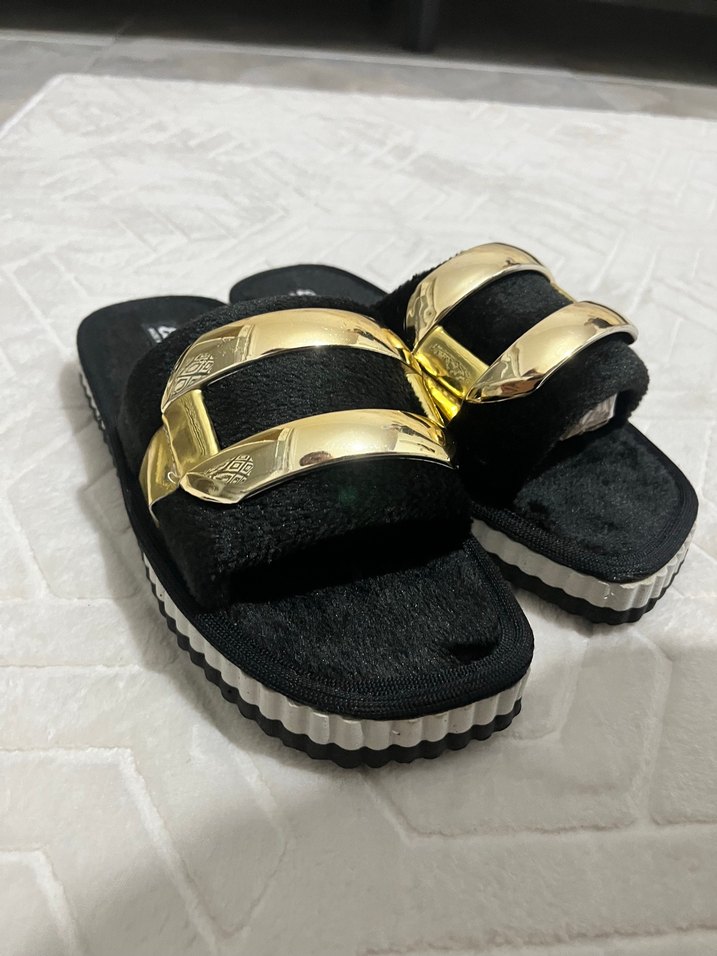 Gold Tokalı Siyah Kadın Terlik - Görsel 3