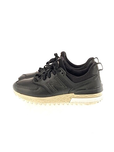 New Balance Spor Ayakkabı %70 İndirimli.