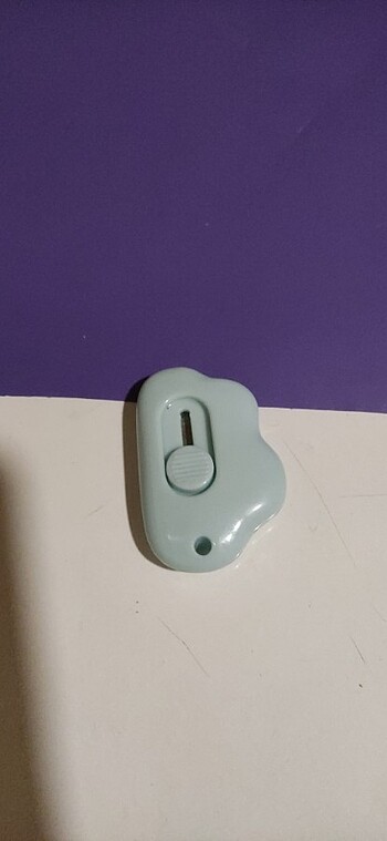 Bulutlu mavi renkte maket bıçağı