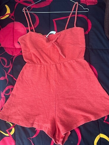 26 Beden kırmızı Renk pull and bear tulum