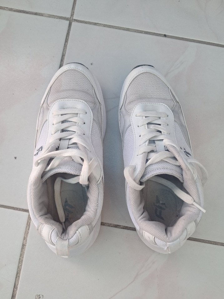 Beyaz Düz Taban Kadın Spor Ayakkabı - Görsel 3