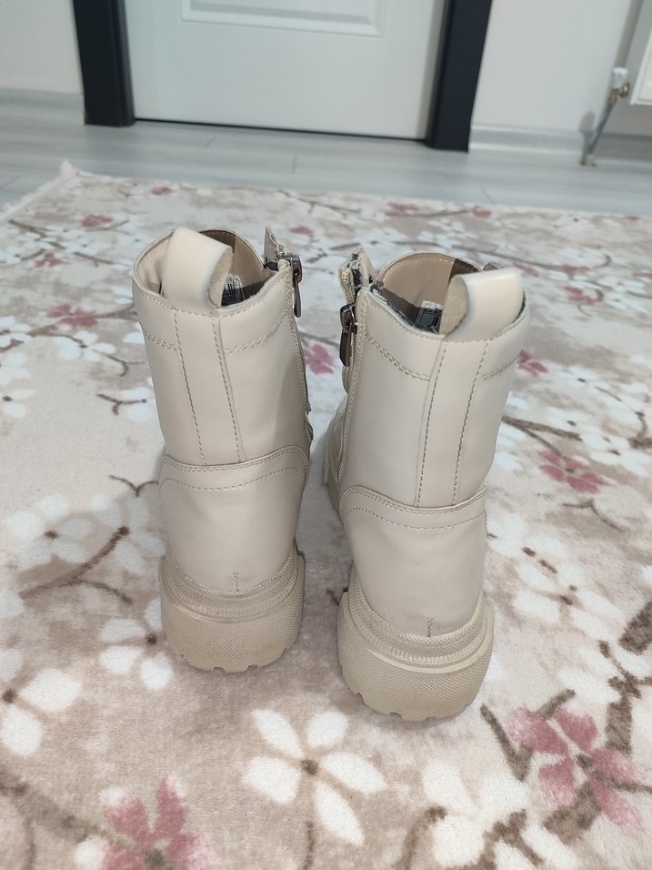 Beyaz Platform Topuklu Tüylü Kadın Bot - Görsel 4