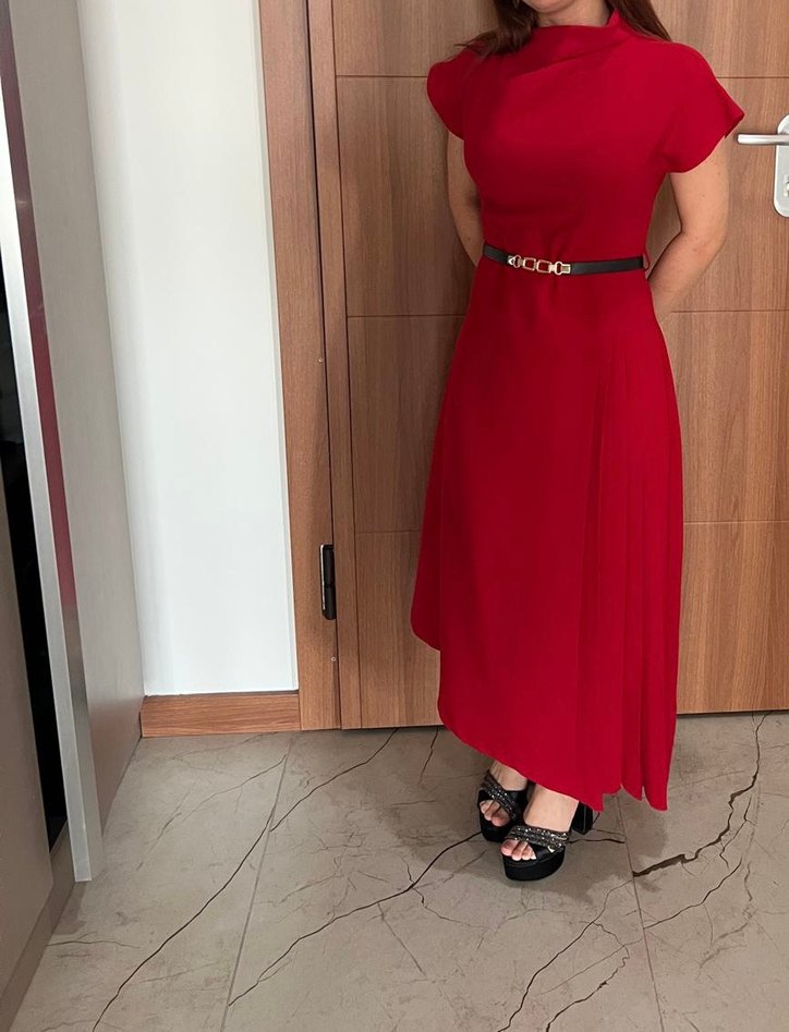 Kırmızı elbise - Görsel 3
