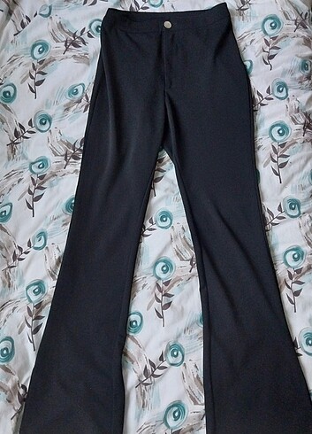 Kumaş sayılabilecek siyah pantalon