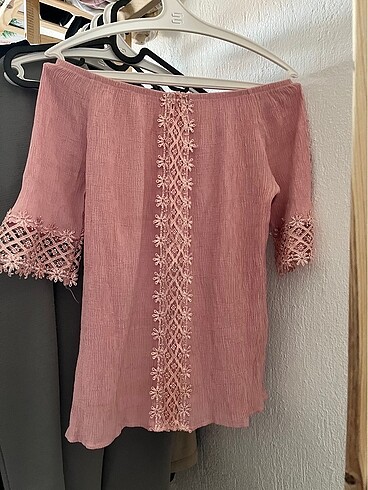 Omzu açık pembe tişört