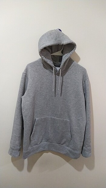 Gri kapüşonlu sweatshirt 