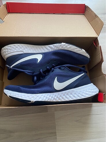 Nike revalatiun 42 numara