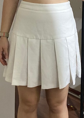 Şık Beyaz Pilili Mini Etek