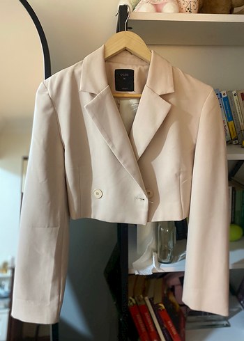Quzu Crop Bej Düğmeli Blazer Ceket