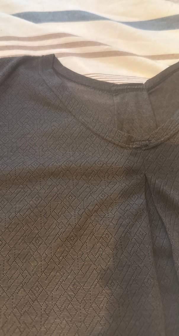 Kahverengi V Yaka penye Tişörtü - Görsel 2