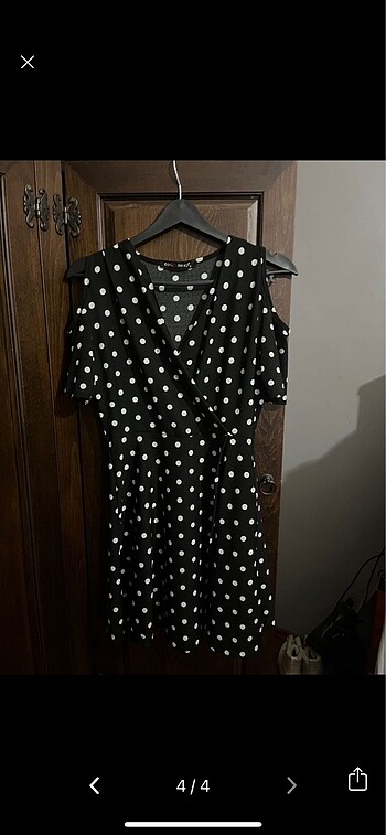 Puantiyeli omzu açık mini elbise - Görsel 4