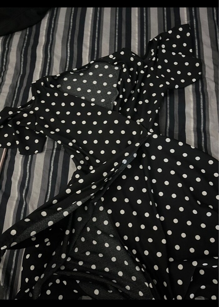 Puantiyeli omzu açık mini elbise - Görsel 2