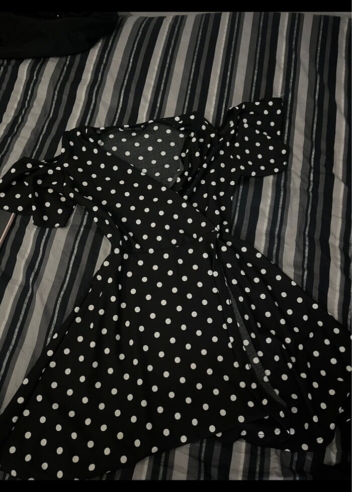 Puantiyeli omzu açık mini elbise - Görsel 3