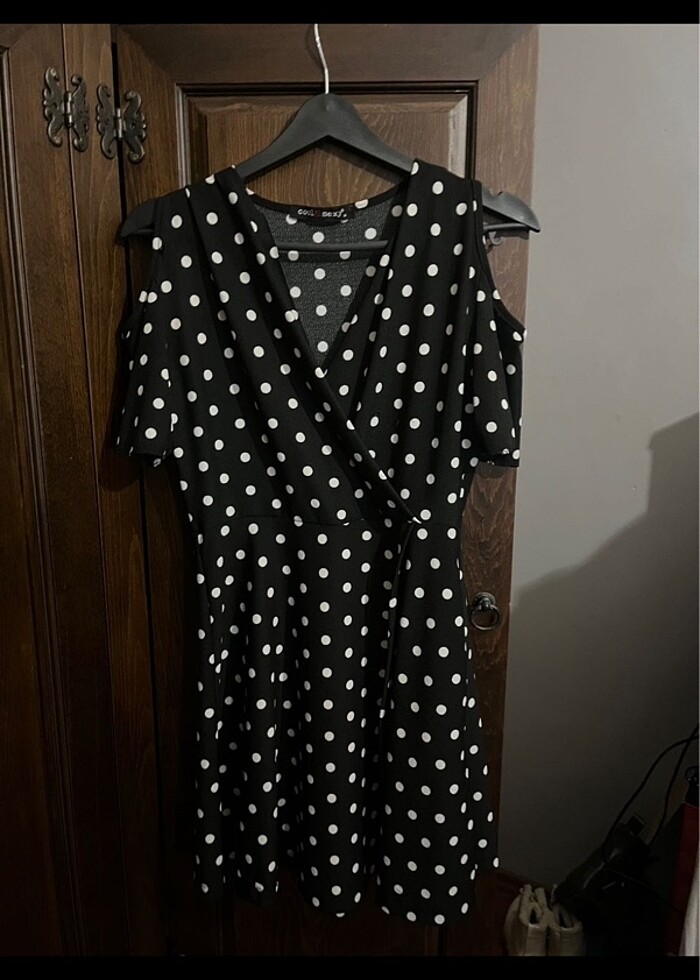 Puantiyeli omzu açık mini elbise - Görsel 4