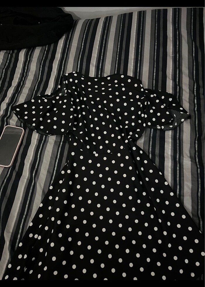 Puantiyeli omzu açık mini elbise - Görsel 5