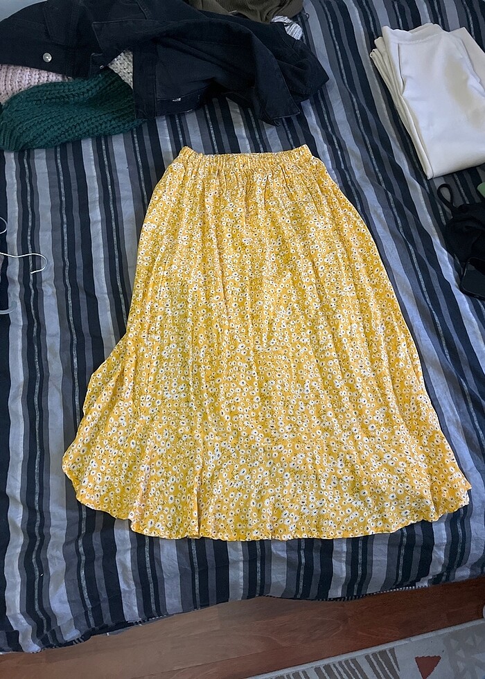 Sarı çiçekli etek yırtmaçlı - Görsel 2