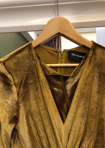 Uzun Kollu Altın Renkli Kadın Abiye Elbise. Kadife kumaş - Görsel 2