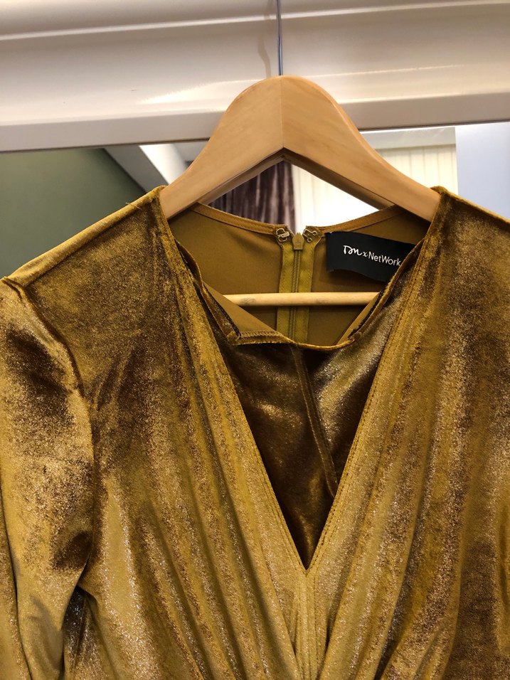 Uzun Kollu Altın Renkli Kadın Abiye Elbise. Kadife kumaş - Görsel 2