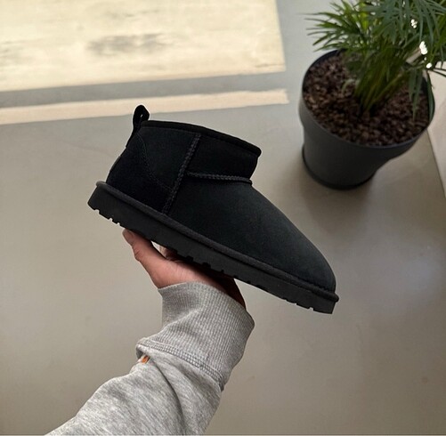 U.G.G M Classic Ultra Mini Black
