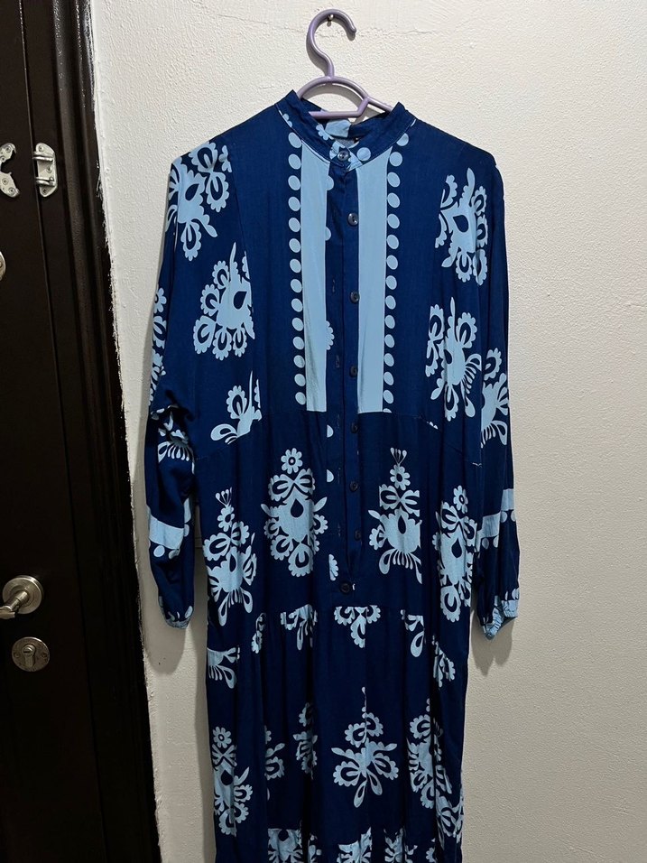 Bohem Tarz Uzun Mavi Bağlama Desenli Elbise - Görsel 2