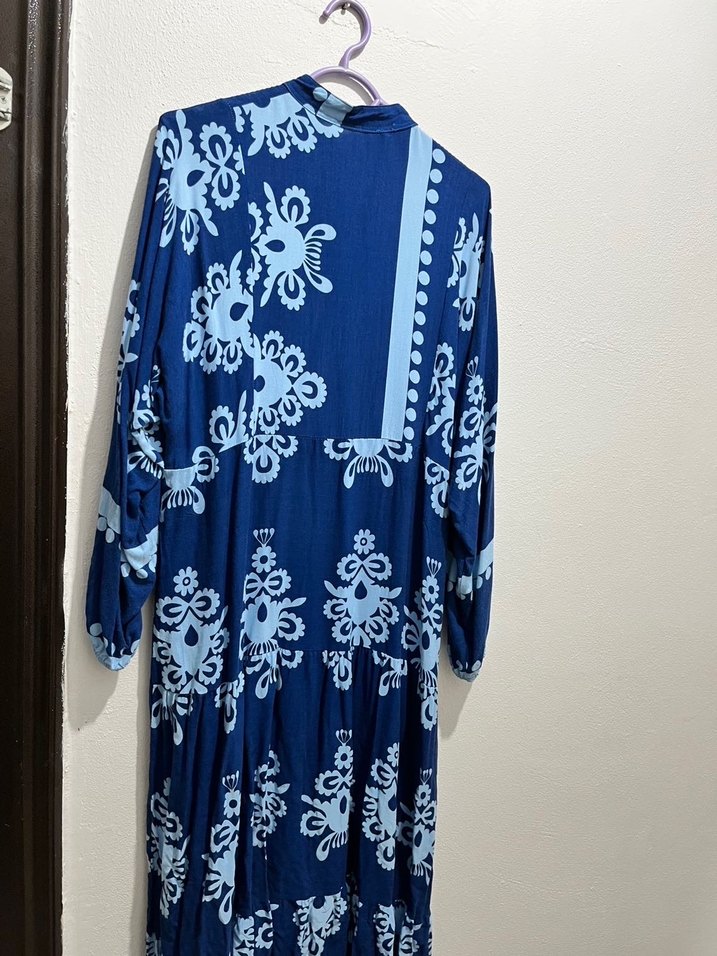 Bohem Tarz Uzun Mavi Bağlama Desenli Elbise - Görsel 3