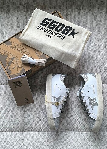 Golden Goose Deluxe Golden goose