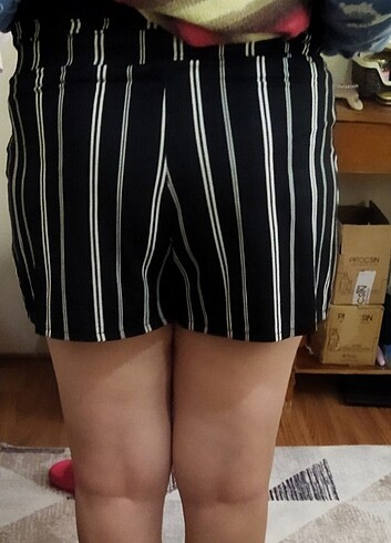 Siyah, beyaz çizgili mini şort - Görsel 3