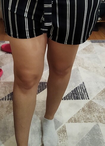 Siyah, beyaz çizgili mini şort - Görsel 4