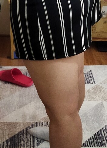 Siyah, beyaz çizgili mini şort - Görsel 5