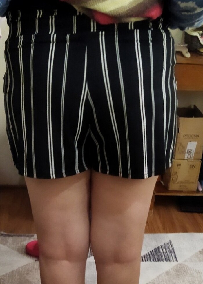 Siyah, beyaz çizgili mini şort - Görsel 3