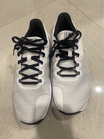 Beyaz nike marka ayakkabı