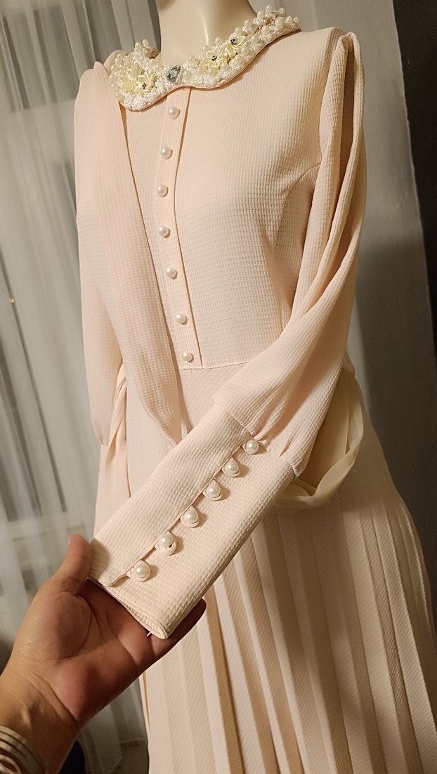 Bej Uzun Piliseli Elbise - Görsel 4