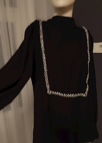 Zincir Detaylı Siyah Uzun Kollu Bluz - Görsel 3