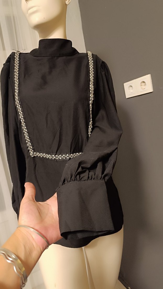 Zincir Detaylı Siyah Uzun Kollu Bluz - Görsel 4