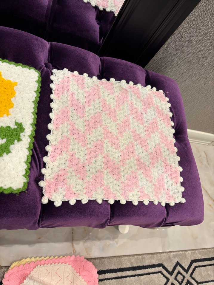 Kırmızı Beyaz Örgü Yuvarlak Minder - Görsel 3