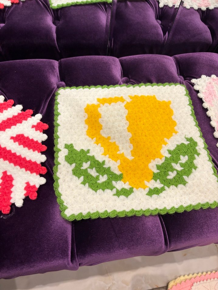 Kırmızı Beyaz Örgü Yuvarlak Minder - Görsel 2