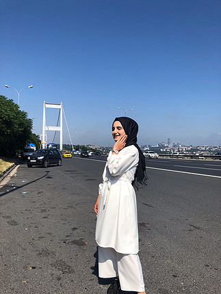 Beyaz takım kolları lastikli