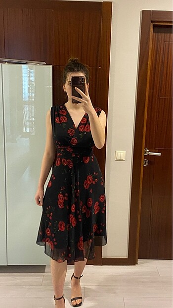 Çiçekli midi elbise