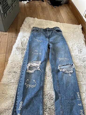 Yırtmaçlı kot pantolon