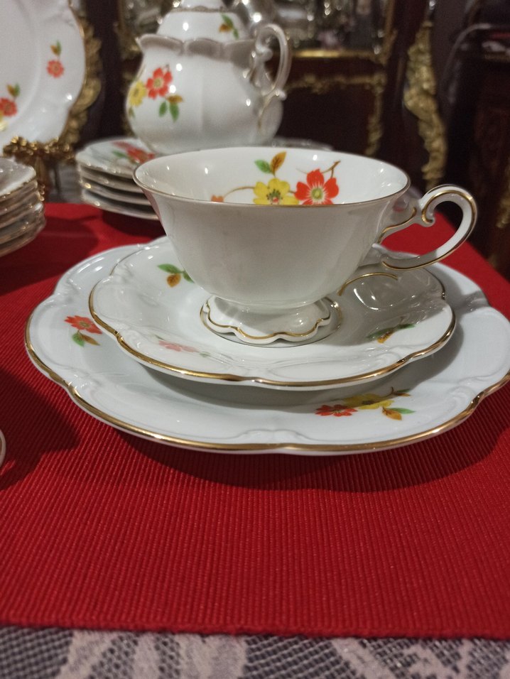 1950 ,li Almaniya,Çiçek Desenli Beyaz Porselen Çay Fincanı Seti. - Görsel 4