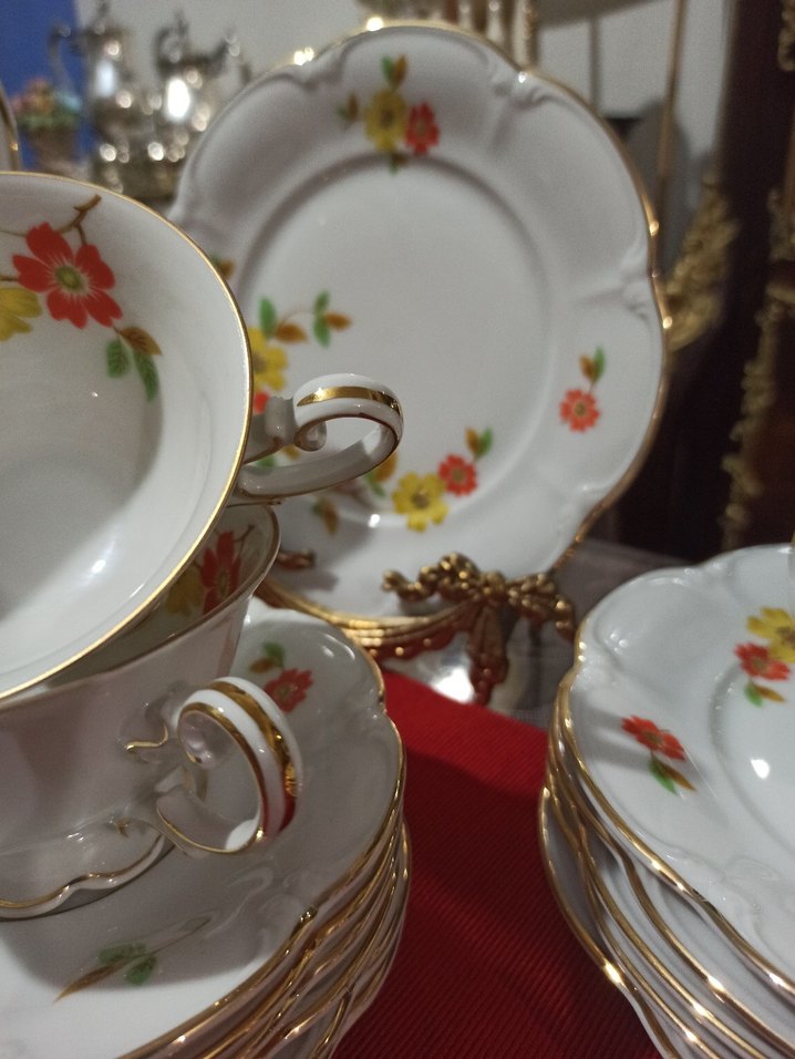 1950 ,li Almaniya,Çiçek Desenli Beyaz Porselen Çay Fincanı Seti. - Görsel 3