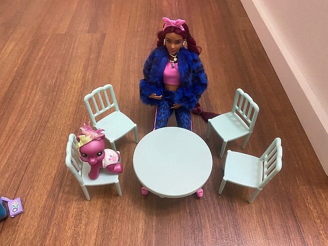 Barbie Barbi masa takımı