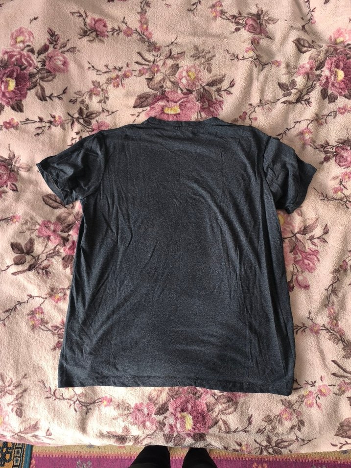 Gri Baskılı V Yaka Tişört - Görsel 3